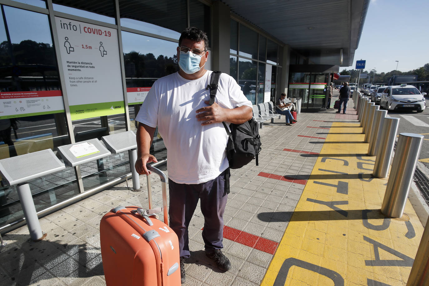 Primeros controles y escasos pasajeros en aeropuerto y estaciones durante el primer día con restricciones de movilidad en Cantabria