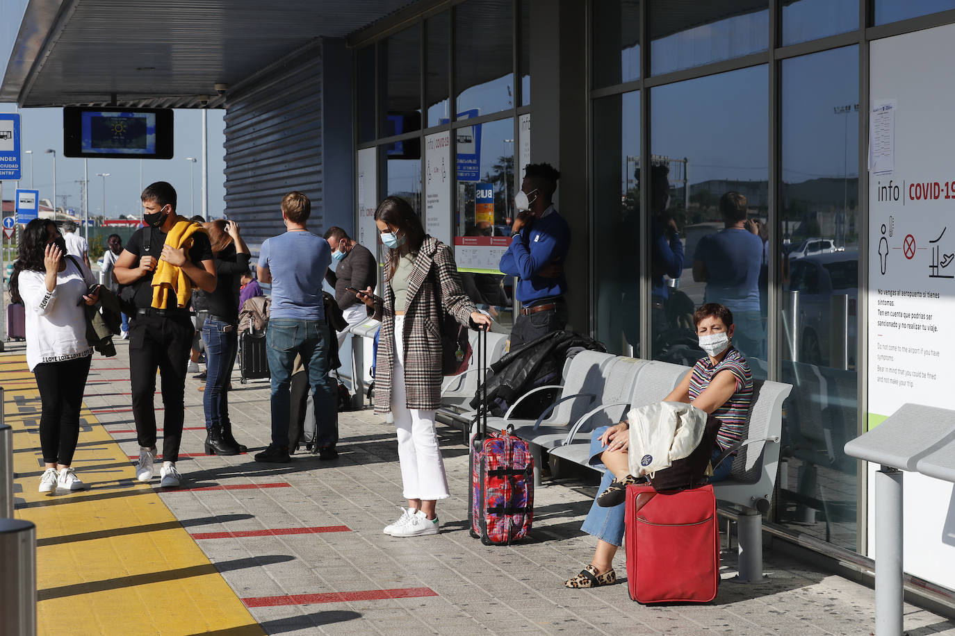 Primeros controles y escasos pasajeros en aeropuerto y estaciones durante el primer día con restricciones de movilidad en Cantabria