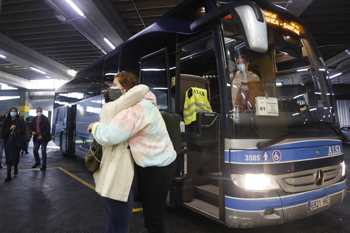 Primeros controles y escasos pasajeros en aeropuerto y estaciones durante el primer día con restricciones de movilidad en Cantabria