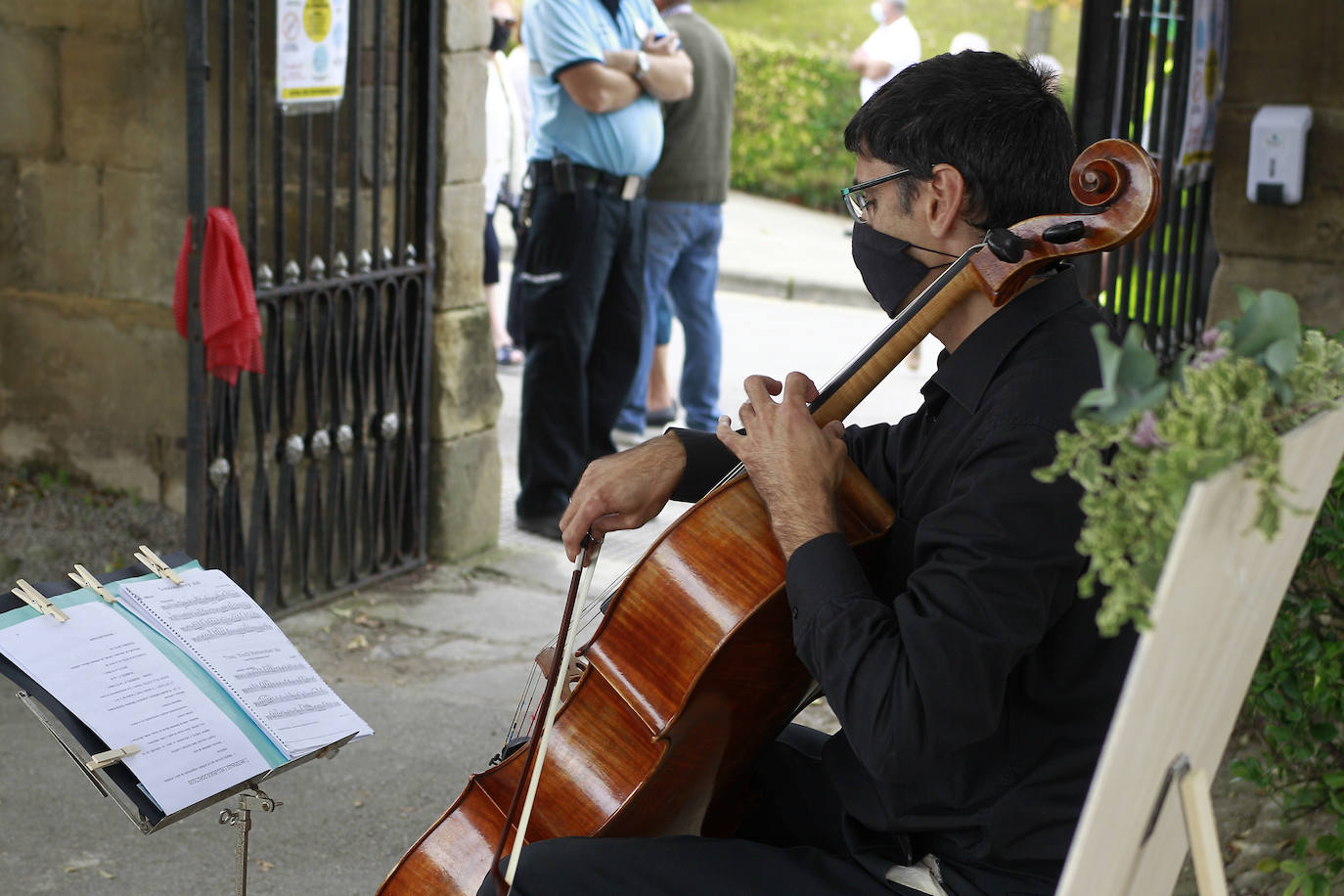 Los cántabros acuden a visitar a sus difuntos en los cementerios de la región en menor medida que otros años por las restricciones impuestas por el covid. En las imágenes, los camposantos de Ciriego (Santander) y Geloria (Torrelavega), esta mañana de Todos los Santos.