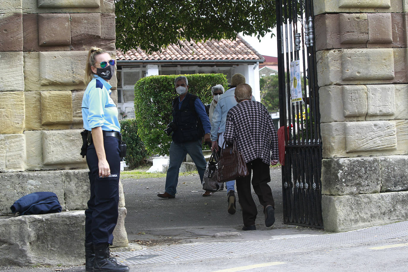 Los cántabros acuden a visitar a sus difuntos en los cementerios de la región en menor medida que otros años por las restricciones impuestas por el covid. En las imágenes, los camposantos de Ciriego (Santander) y Geloria (Torrelavega), esta mañana de Todos los Santos.