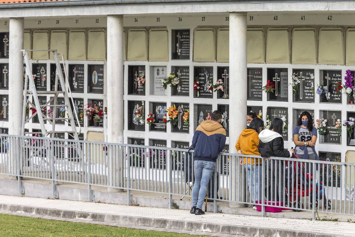 Los cántabros acuden a visitar a sus difuntos en los cementerios de la región en menor medida que otros años por las restricciones impuestas por el covid.