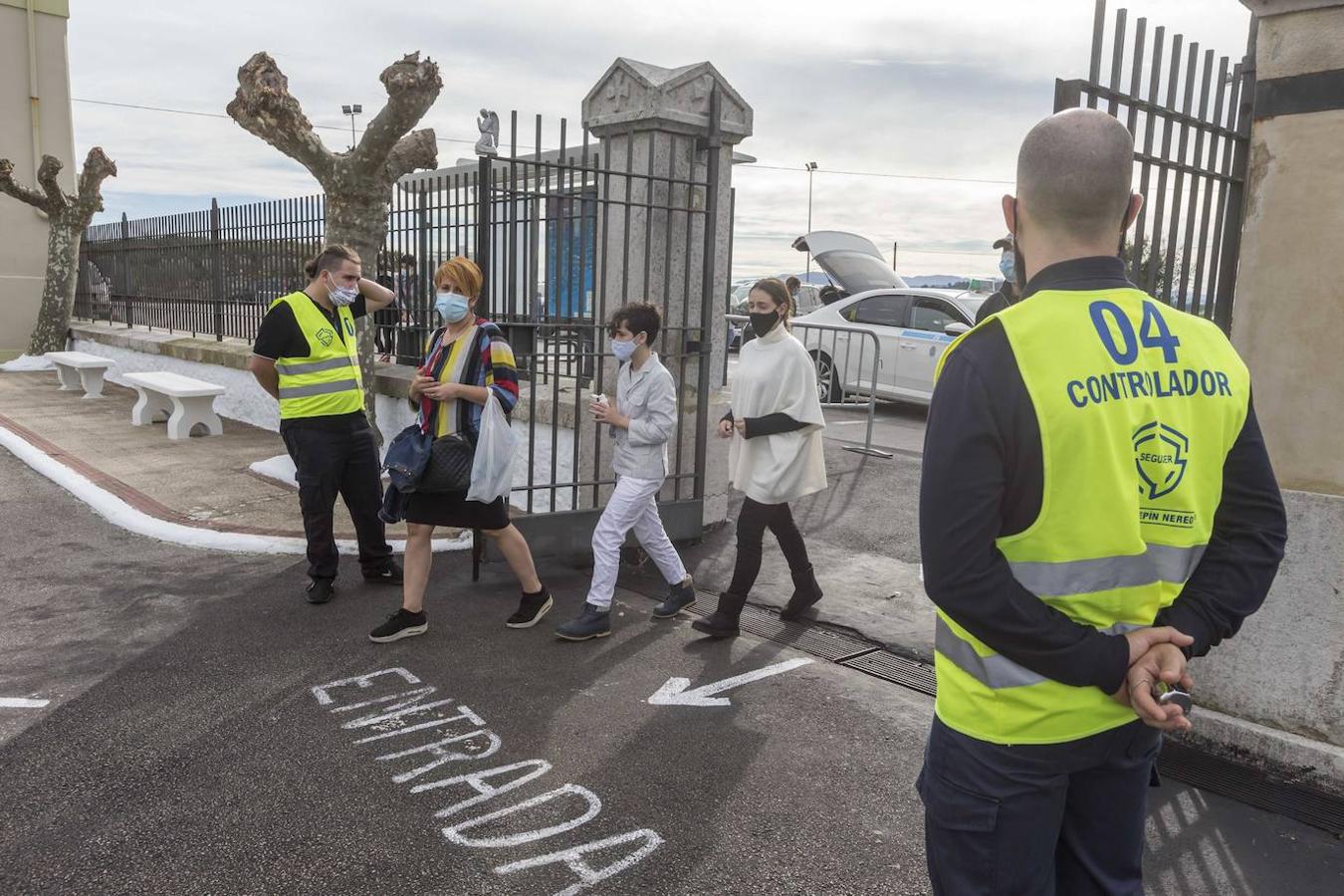 Los cántabros acuden a visitar a sus difuntos en los cementerios de la región en menor medida que otros años por las restricciones impuestas por el covid.