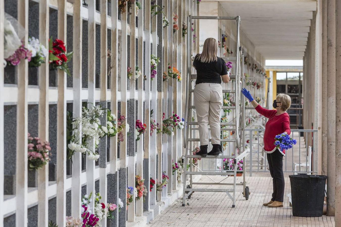 Los cántabros acuden a visitar a sus difuntos en los cementerios de la región en menor medida que otros años por las restricciones impuestas por el covid.