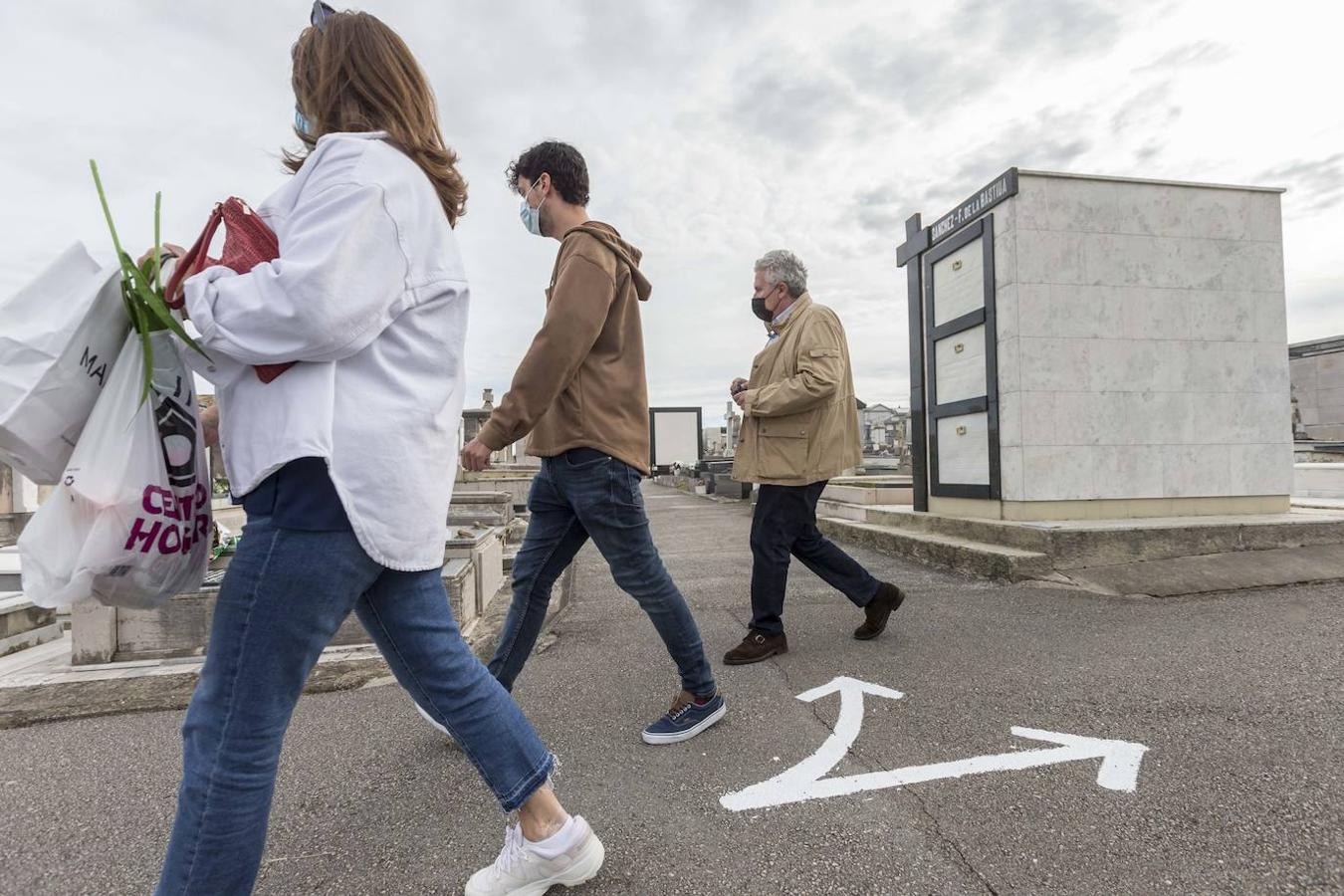 Los cántabros acuden a visitar a sus difuntos en los cementerios de la región en menor medida que otros años por las restricciones impuestas por el covid.