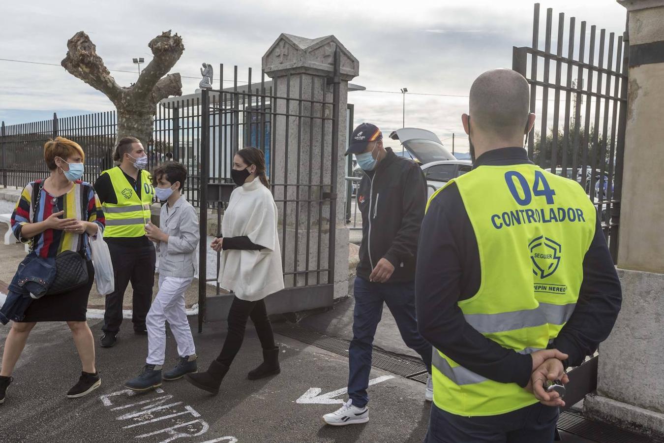 Los cántabros acuden a visitar a sus difuntos en los cementerios de la región en menor medida que otros años por las restricciones impuestas por el covid.