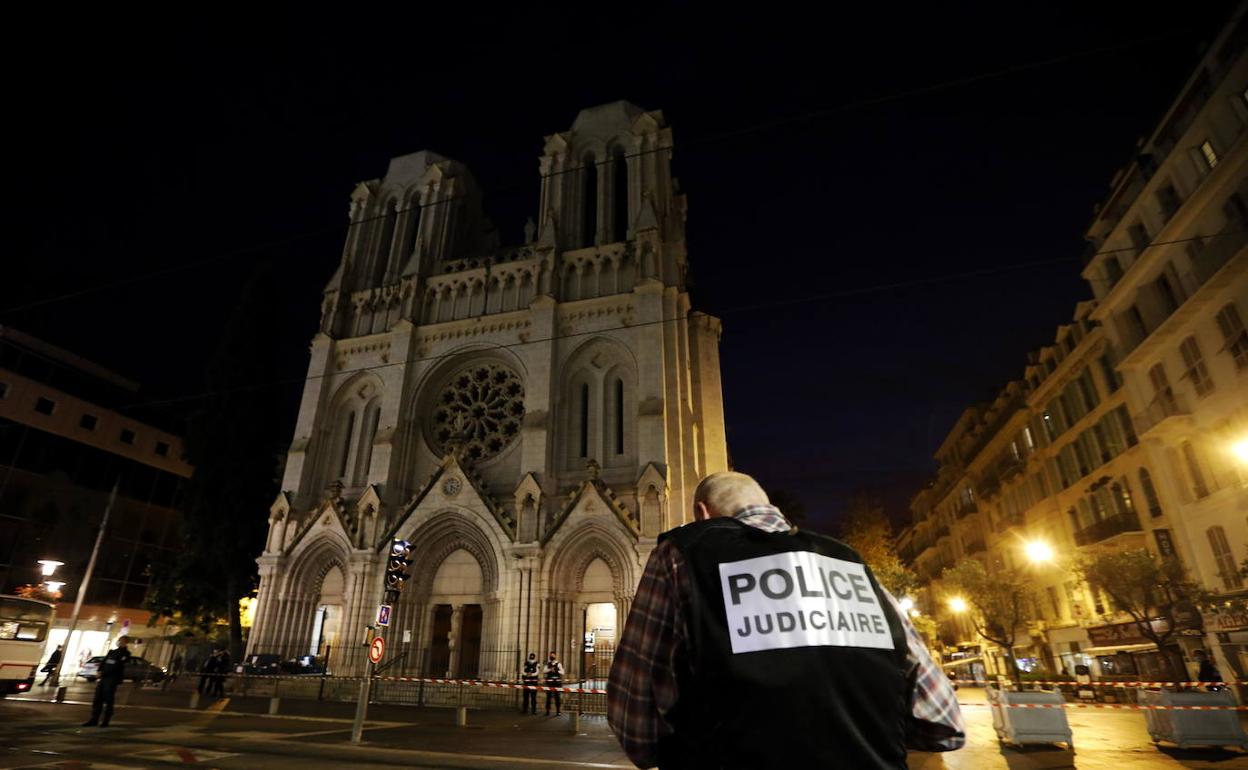 Agentes de policía, junto a la Basílica de Notre Dame de Niza. 