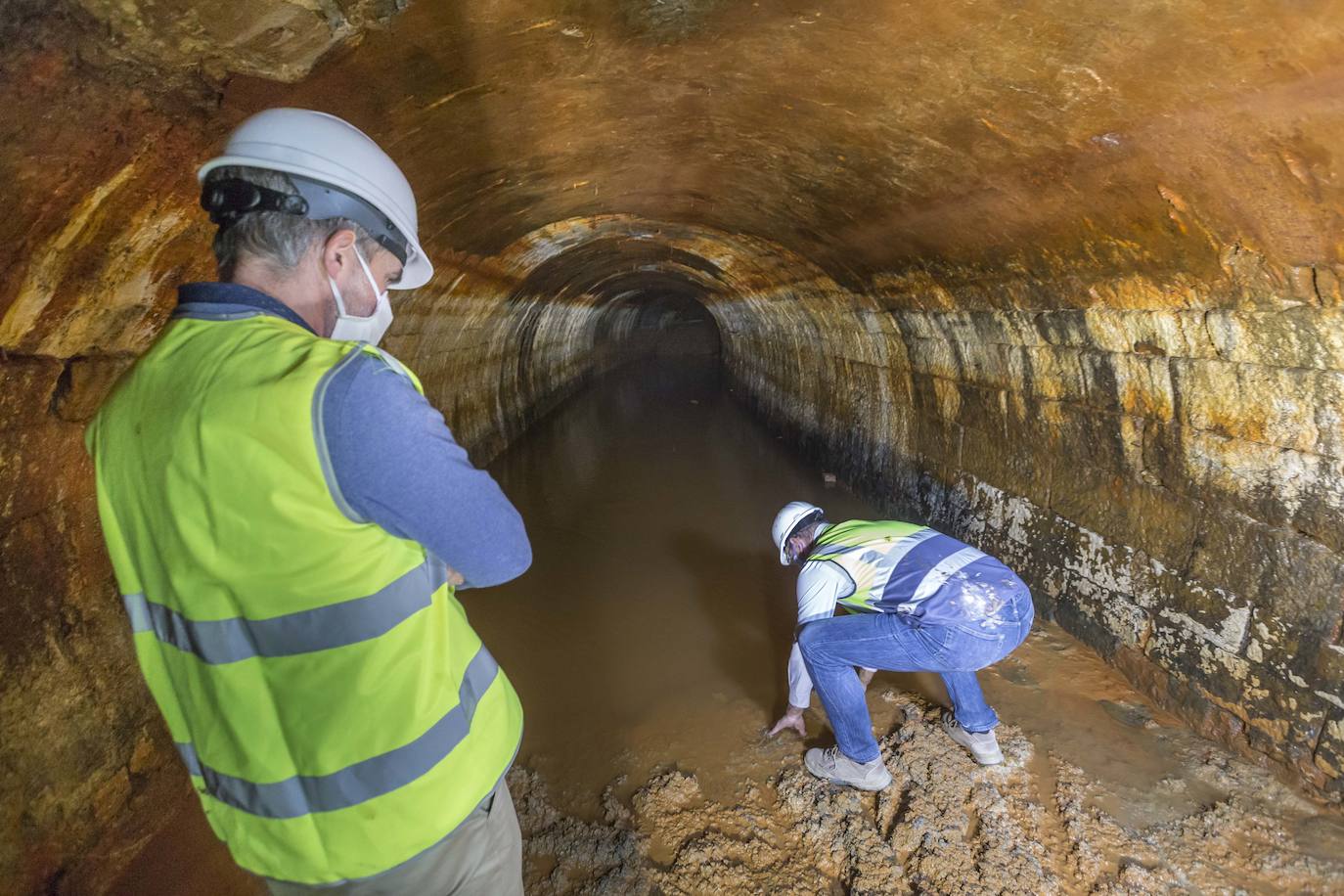 La entrada al pasadizo recién reabierta permite ya acceder unos metros. El lunes empezarán a sacar agua con una bomba 