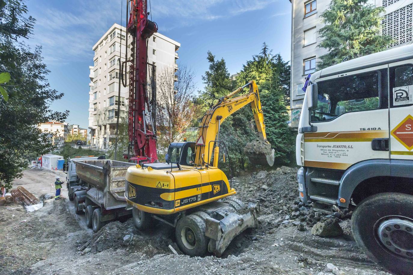 La entrada al pasadizo recién reabierta permite ya acceder unos metros. El lunes empezarán a sacar agua con una bomba 