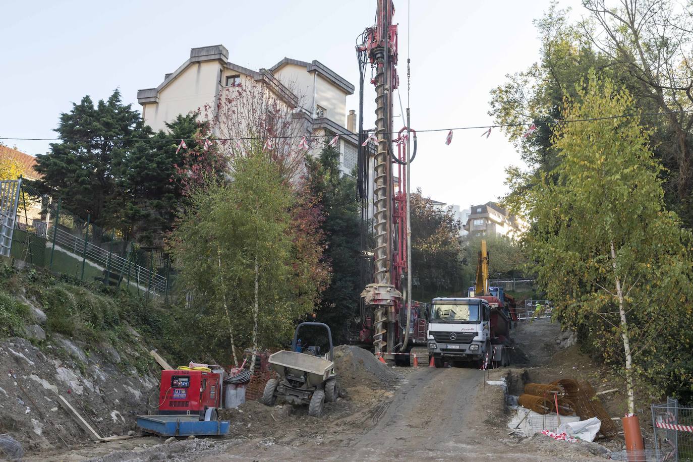 La entrada al pasadizo recién reabierta permite ya acceder unos metros. El lunes empezarán a sacar agua con una bomba 