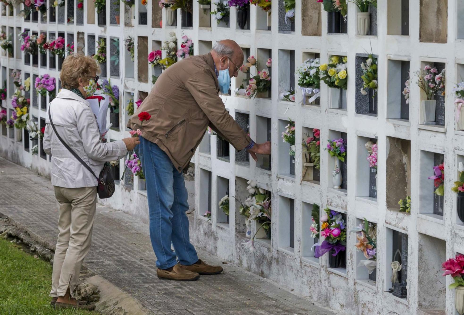 Los cántabros, como cada año, acudieron a los camposantos para recordar a sus seres queridos.