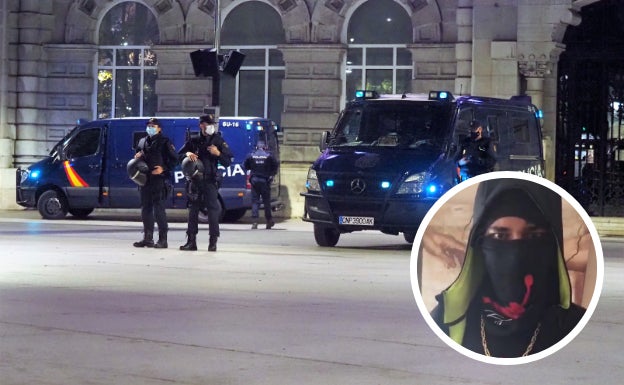 El despliegue policial del sábado en el Ayuntamiento de Santander logró disuadir a los manifestantes, que habían vuelto a convocar otra jornada de disturbios. En el redondel, el presunto promotor de las protestas callejeras en Santander.