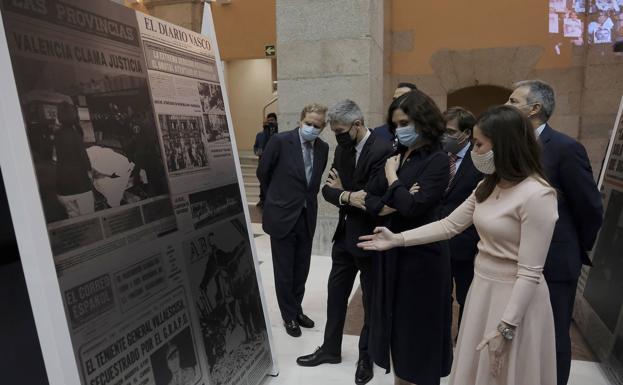 Galería. El presidente de Vocento, Ignacio Ybarra Aznar; el ministro del Interior, Fernando Grande-Marlaska; la presidenta de la Comunidad de Madrid, Isabel Díaz Ayuso, y la comisaria de la muestra.