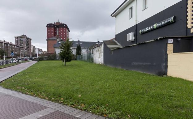 Cardenal Herrera Oria. Zona verde sin uso, un espacio residual. También se puede actuar en la acera.