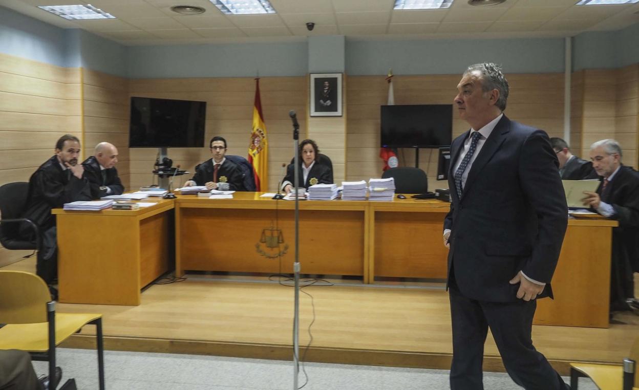 Harry vuelve a su asiento después de declarar en el juicio contra él el año pasado en Santander. sane