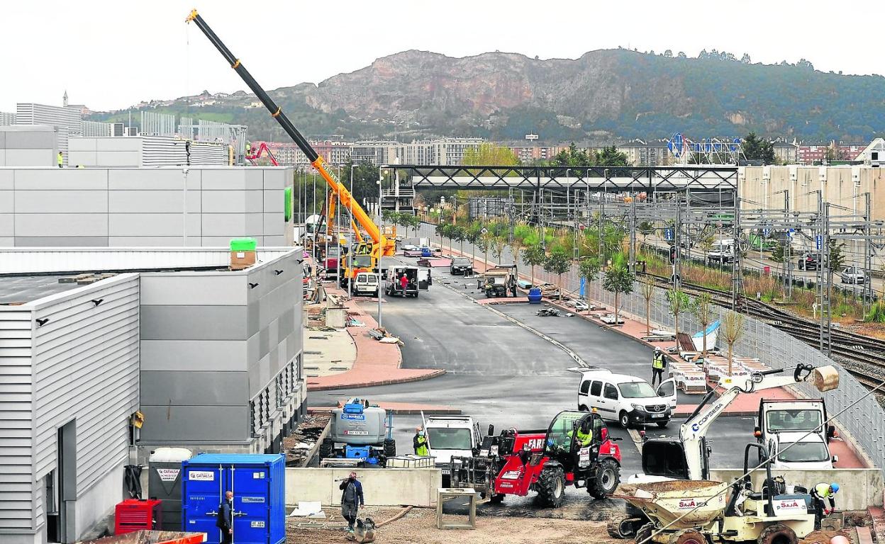 Imagen del estado actual de las obras del nuevo centro comercial de Camargo. 