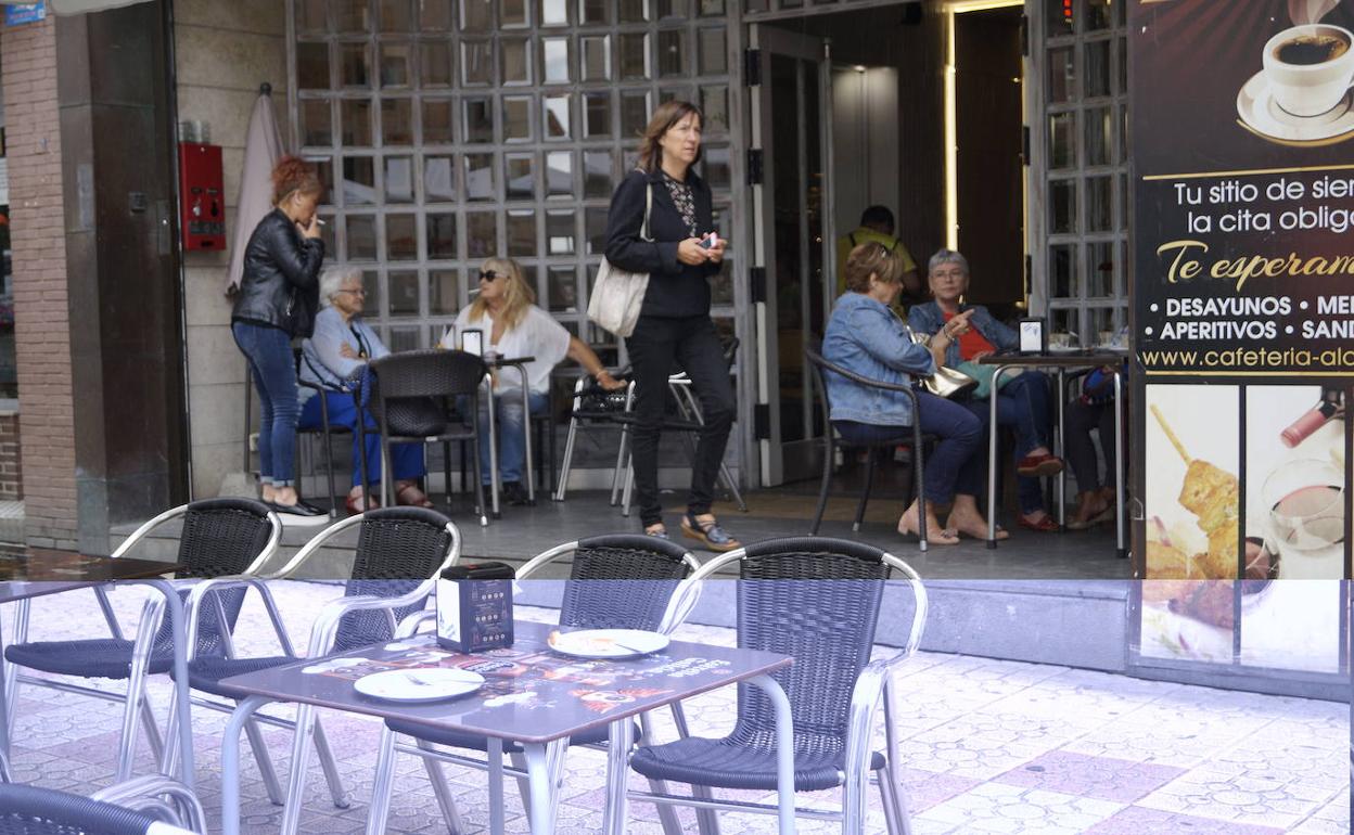 Unos clientes consumen en la terrraza de la cafetería Ahola de Muriedas, en una imagen de archivo previa a la pandemia. 