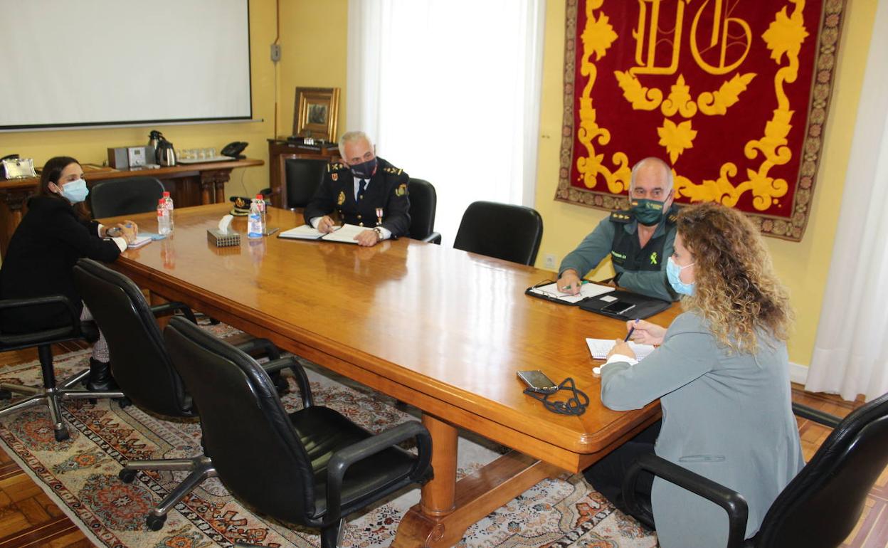 La delegada del Gobierno con los responsables de la Guardia Civil y la Policía Nacional.