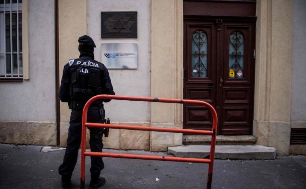 Un polioía eslovaco hace guardia junto a una sinagoga en Bratislava.