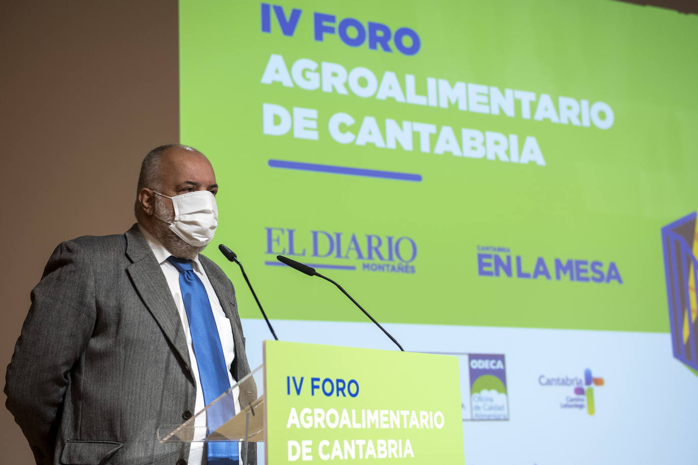 Hacer crecer el negocio dentro de sus posibilidades y diversificar los productos para llegar al consumidor y satisfacer todas las necesidades del cliente. Esas fueron dos de las conclusiones clave del IV Foro Agroalimentario, que organiza El Diario Montañés con el patrocinio de la Consejería de Desarrollo Rural, Ganadería, Pesca, Alimentación y Medio Ambiente del Gobierno de Cantabria, la Oficina de Calidad Alimentaria (Odeca) y el Foro Interalimentario. Con semblante serio, porque se preveía una complicada jornada, el presidente de la región, Miguel Ángel Revilla, mantuvo su compromiso e inauguró este encuentro recordando que comer es la primera necesidad para el ser humano, por lo que el sector agroalimentario es «vital». «Tenemos un sector primario potente, que crea riqueza y fija población en las zonas rurales».