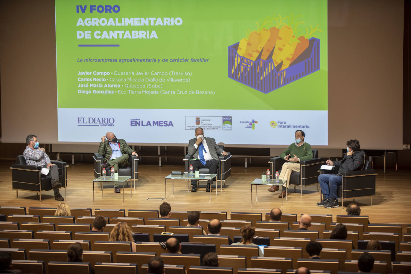 Hacer crecer el negocio dentro de sus posibilidades y diversificar los productos para llegar al consumidor y satisfacer todas las necesidades del cliente. Esas fueron dos de las conclusiones clave del IV Foro Agroalimentario, que organiza El Diario Montañés con el patrocinio de la Consejería de Desarrollo Rural, Ganadería, Pesca, Alimentación y Medio Ambiente del Gobierno de Cantabria, la Oficina de Calidad Alimentaria (Odeca) y el Foro Interalimentario. Con semblante serio, porque se preveía una complicada jornada, el presidente de la región, Miguel Ángel Revilla, mantuvo su compromiso e inauguró este encuentro recordando que comer es la primera necesidad para el ser humano, por lo que el sector agroalimentario es «vital». «Tenemos un sector primario potente, que crea riqueza y fija población en las zonas rurales».