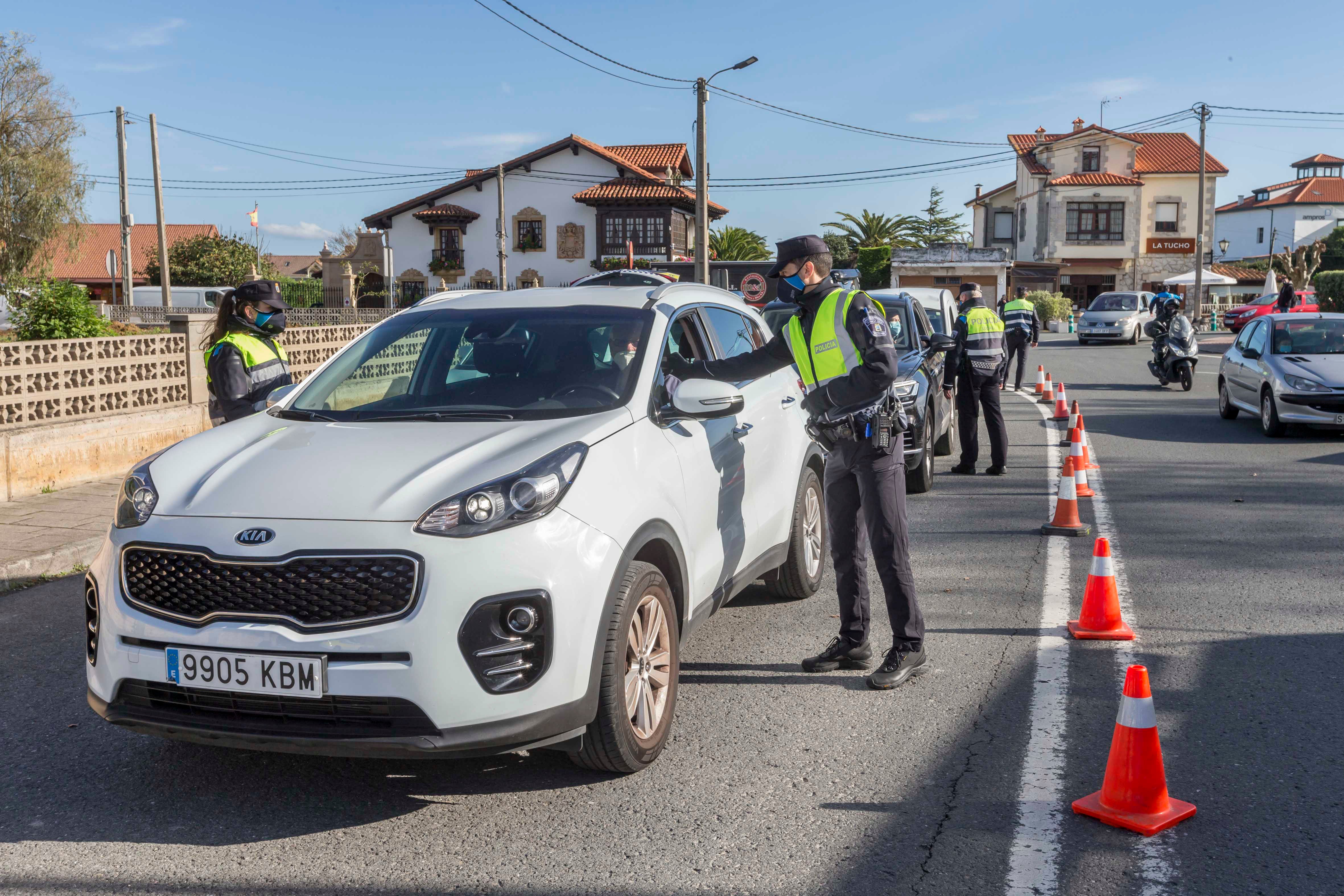 Controles de la Policía Local de Santander y la Policía Nacional en Corbán, uno de los accesos a la ciudad.