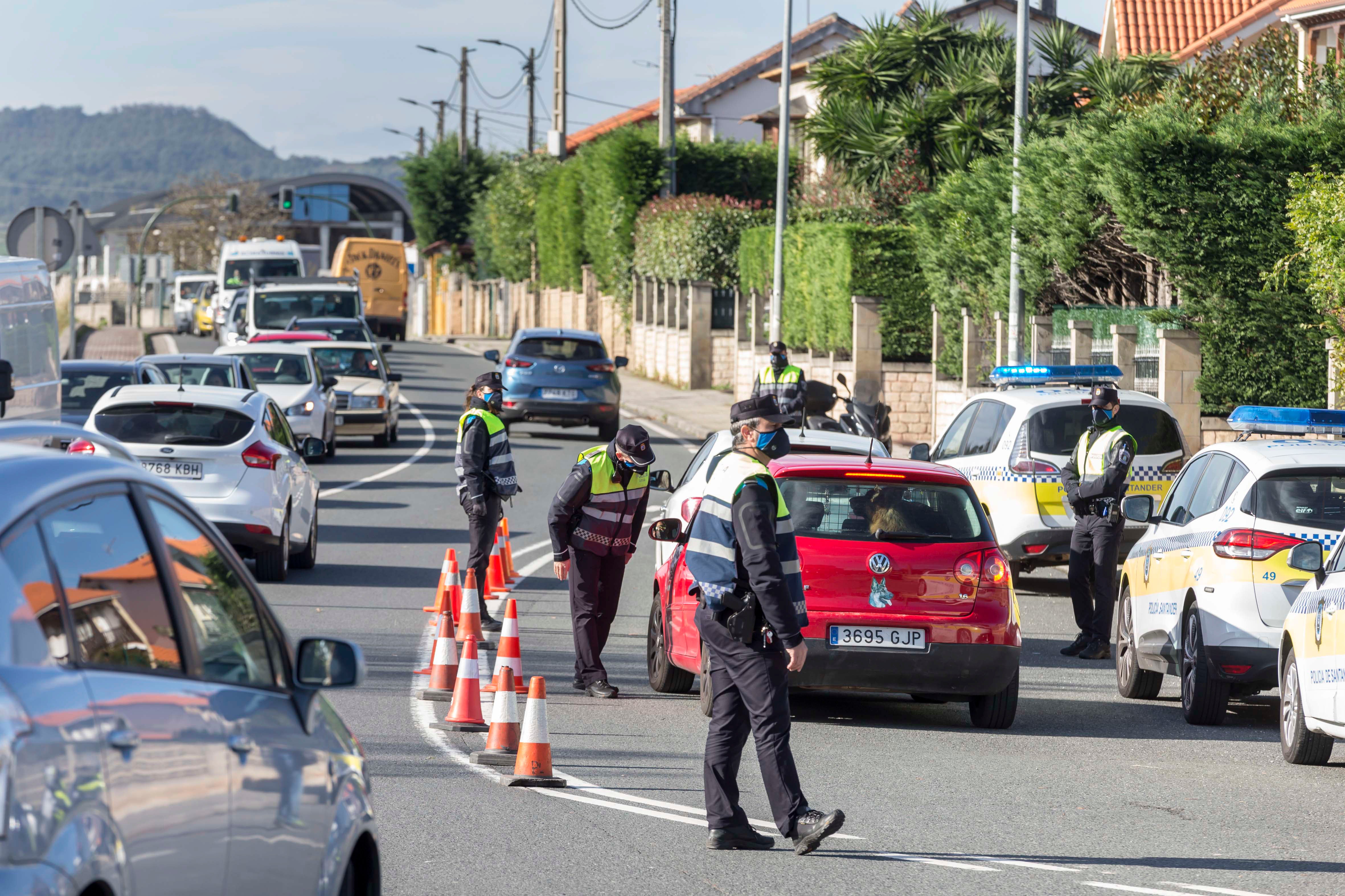 Controles de la Policía Local de Santander y la Policía Nacional en Corbán, uno de los accesos a la ciudad.