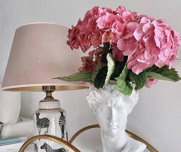 Las flores son un elemento importante en casa. Me gusta tener siempre flores frescas en diferentes puntos de la casa. La lámpara de cebra es uno de los elementos que más me gustan del salón y junto con el jarrón en forma de cebra evidencia mi gusto por los detalles con print animal.
