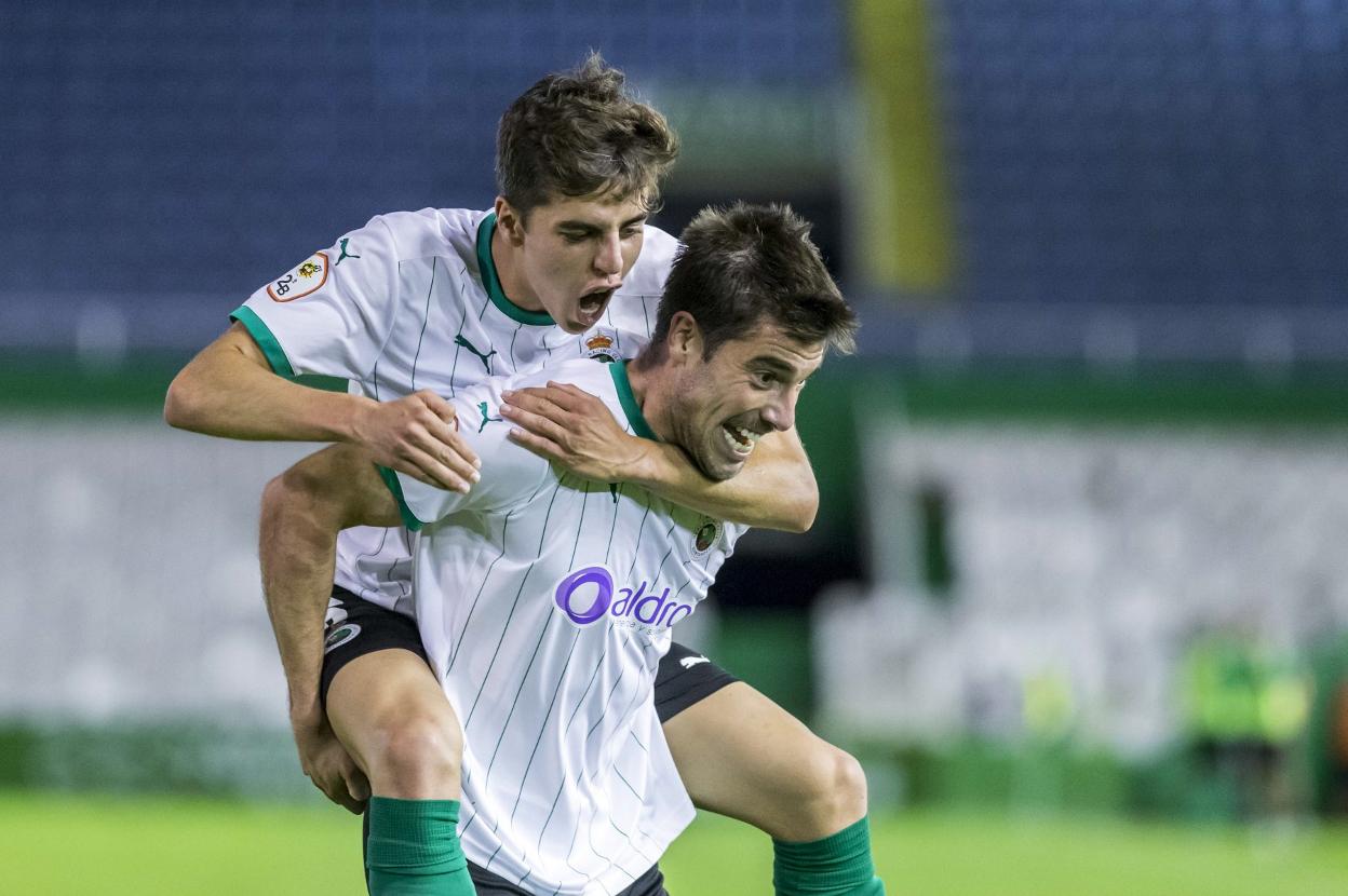 Jon Ander celebra su gol ante el Alavés B con Iñigo Sainz-Maza sobre su espalda. 