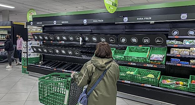 Vuelven las colas a los supermercados tras el anuncio del confinamiento de municipios