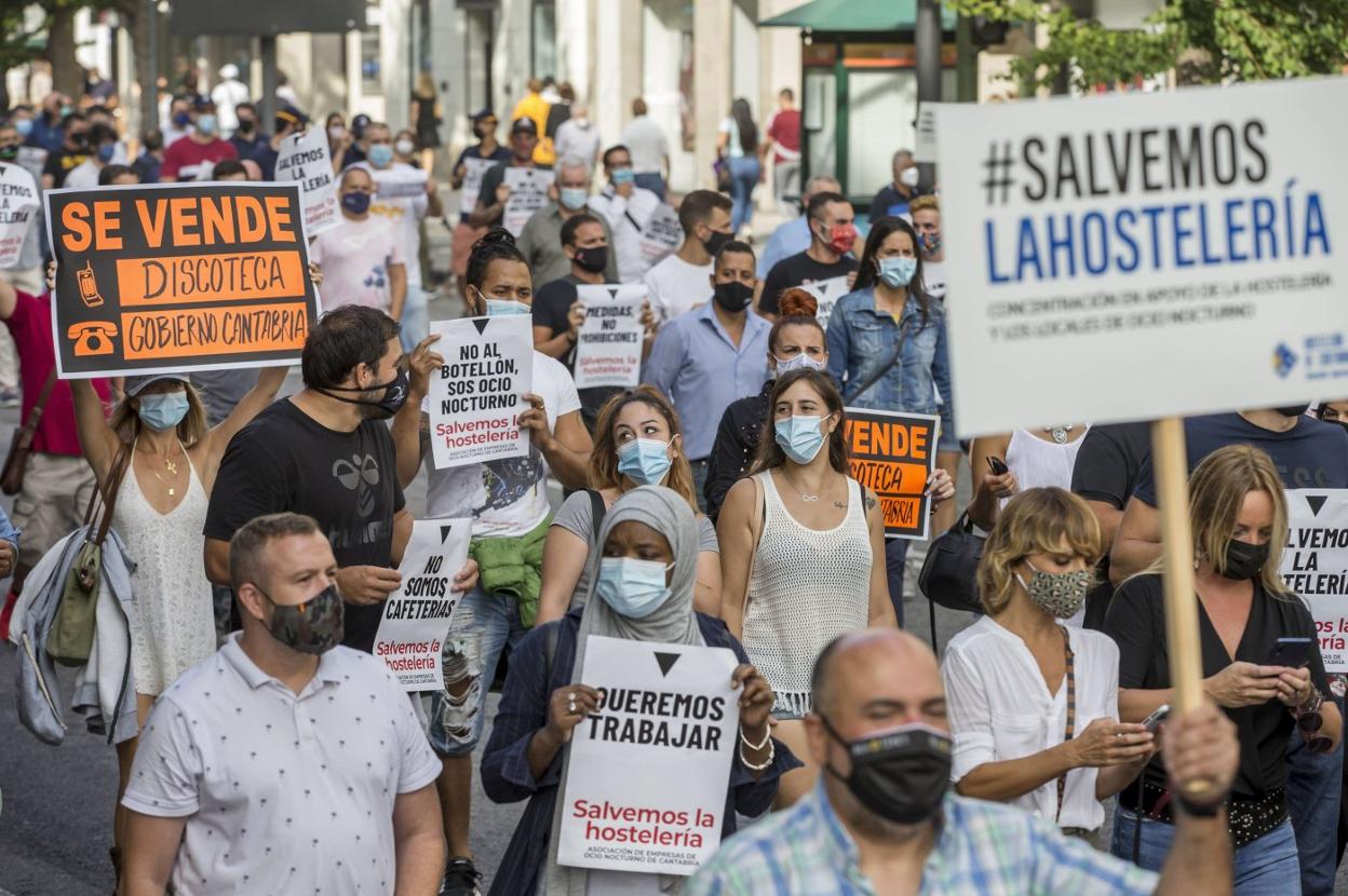 Los profesionales del sector hostelero cántabro se manifestaron en Santander el 16 de septiembre. Roberto Ruiz