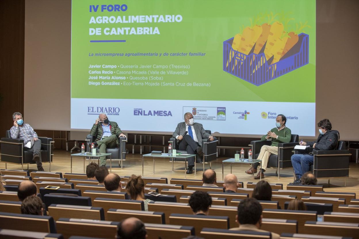 Javier Campo, Carlos Recio, José Luis Pérez (moderador del Foro), José María Alonso y Diego González, en el primer debate. 