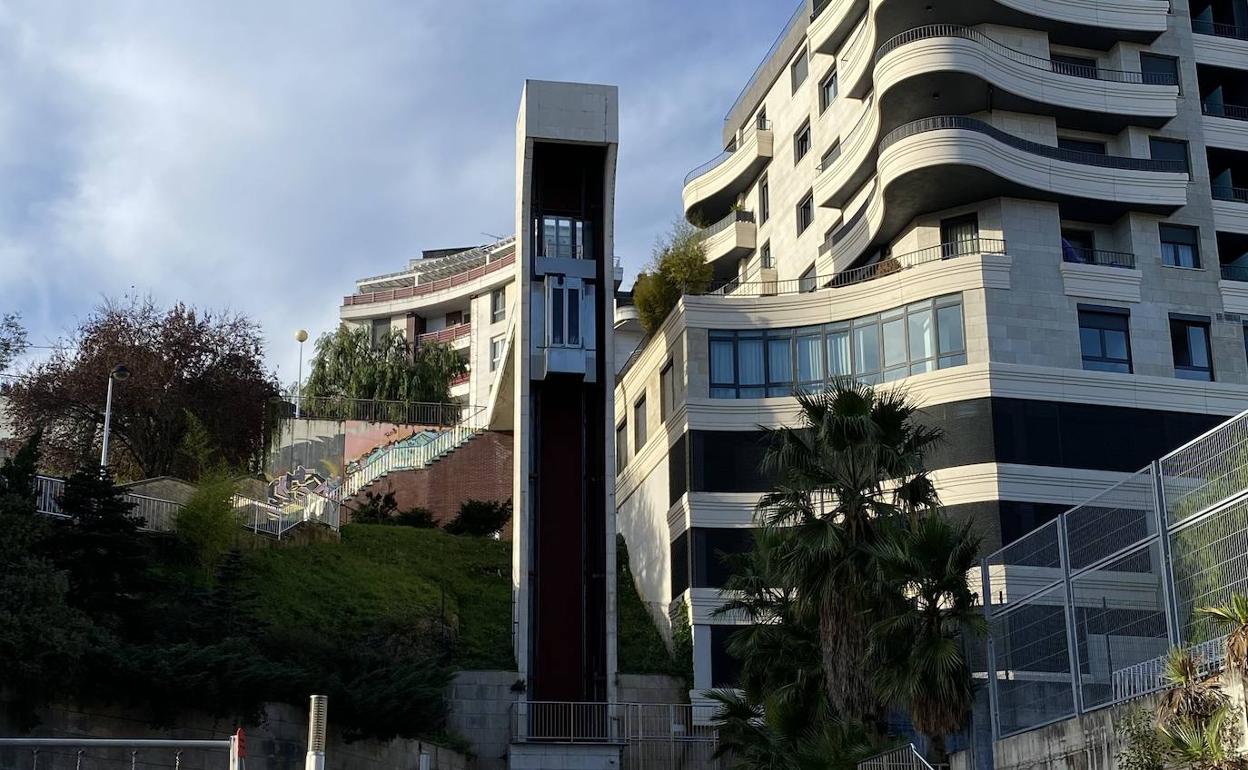 El ascensor panorámico de Santa Catalina une el barrio con el centro de la ciudad. 