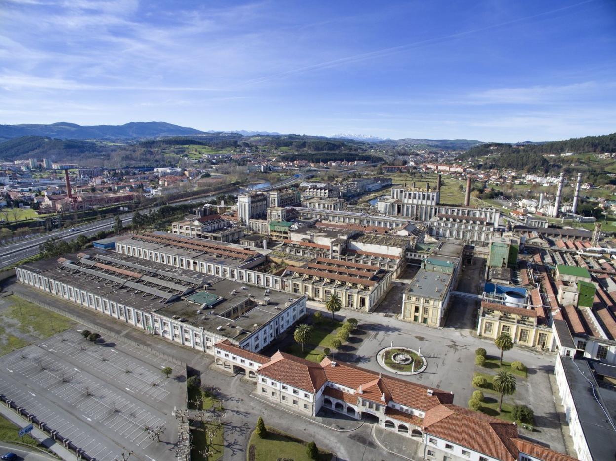 Instalaciones de Sniace, tanto las zonas en desuso como el área donde se concentraba la actividad productiva en la última época. 