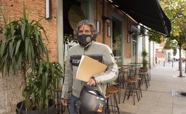 Celedonio Pérez, hostelero, frente a la terraza de Casa Ajero. 