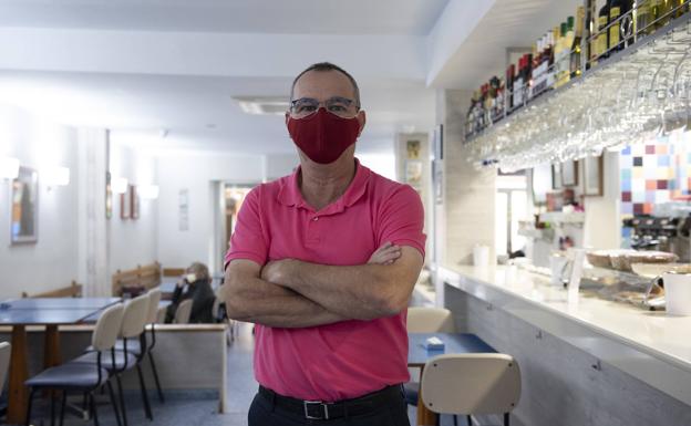 José Antonio Noriega posa en el interior de la Chocolatería Áliva. 