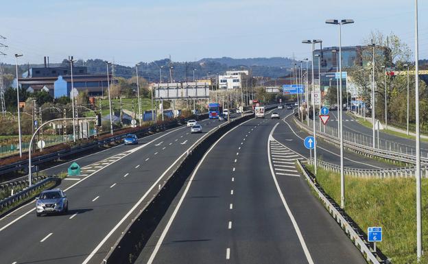 Imagen principal - Arriba, la A-8, a su paso por Maliaño, con menos tráfico. Abajo, la confitería Pindal en Unquera y tres ciclistas extranjeros que están haciendo el Camino de Santiago. 