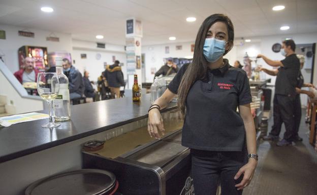 Cristina Torre, del restaurante El Figón, junto a la barra. 