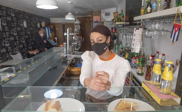 Amarilys Delgado, del bar Habana, tras la barra del local. 