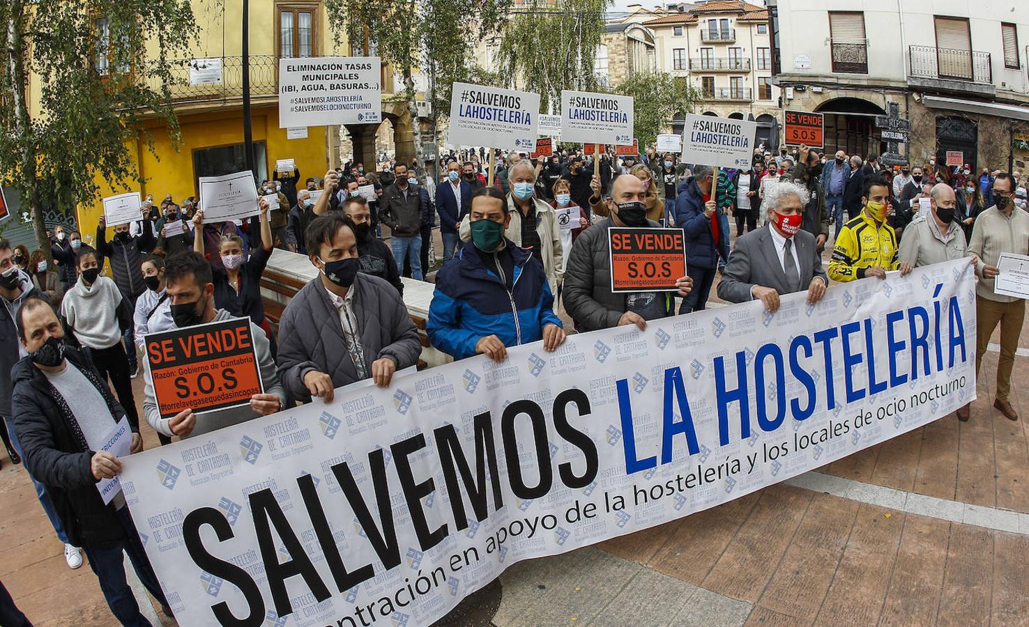 Más de 300 personas se han sumado a la concentración para reclamar apoyo a un sector «que cumple los controles sanitarios»