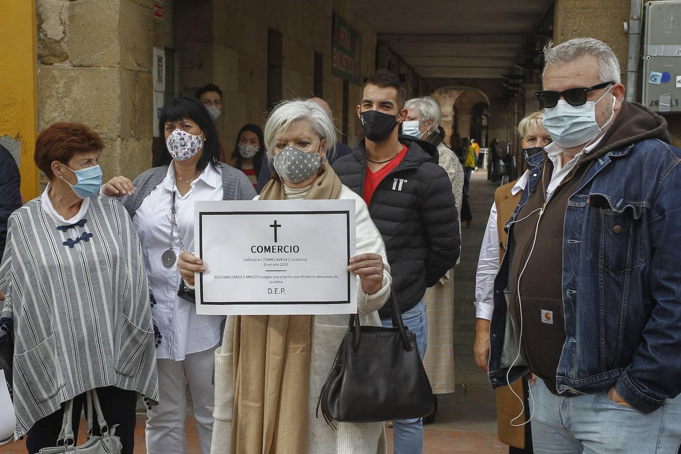 Más de 300 personas se han sumado a la concentración para reclamar apoyo a un sector «que cumple los controles sanitarios»