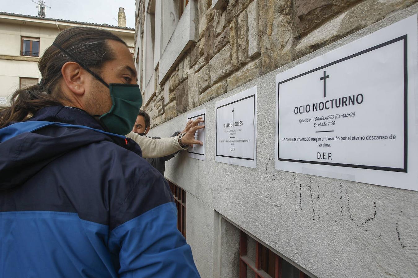 Más de 300 personas se han sumado a la concentración para reclamar apoyo a un sector «que cumple los controles sanitarios»