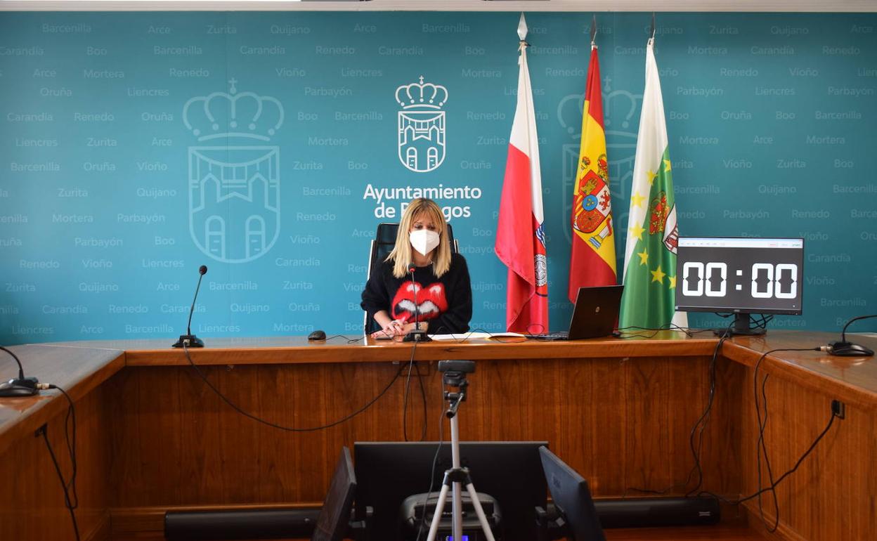 La sesión ordinaria, celebrada de manera telemática, contó en el salón de Plenos solo con la alcaldesa, Verónica Samperio.