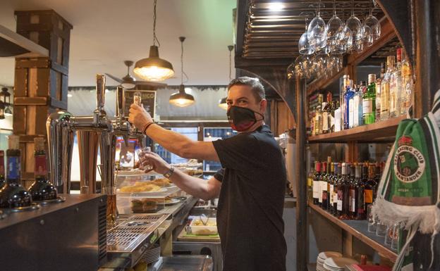 Óscar Pérez, mientras sirve una caña en el bar El Único. 