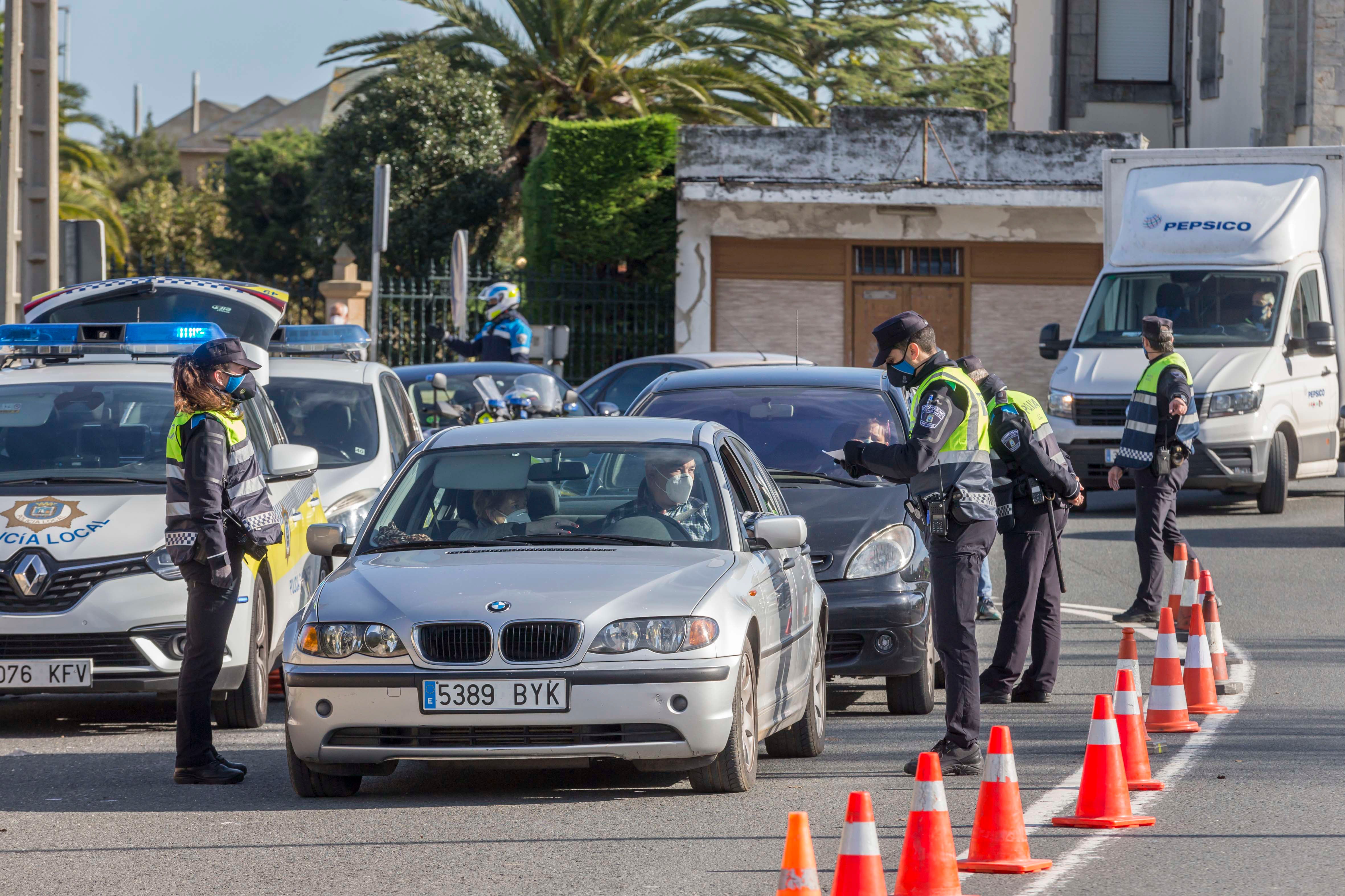 La Policía Nacional y la Policía Local de Santander controlan los accesos a la capital.