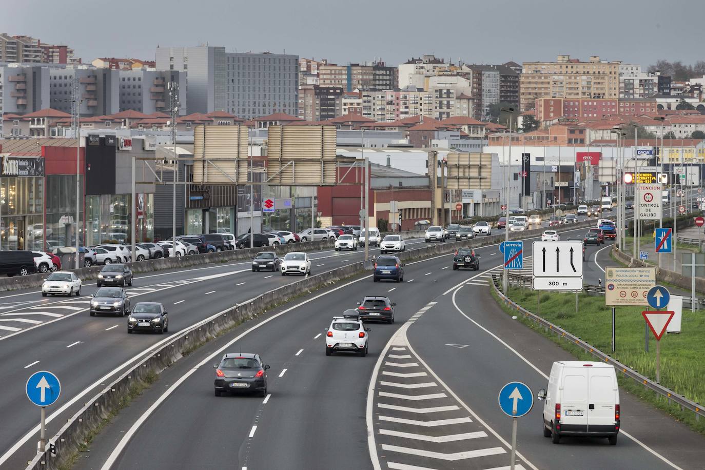 La Policía Nacional y la Policía Local de Santander controlan los accesos a la capital.