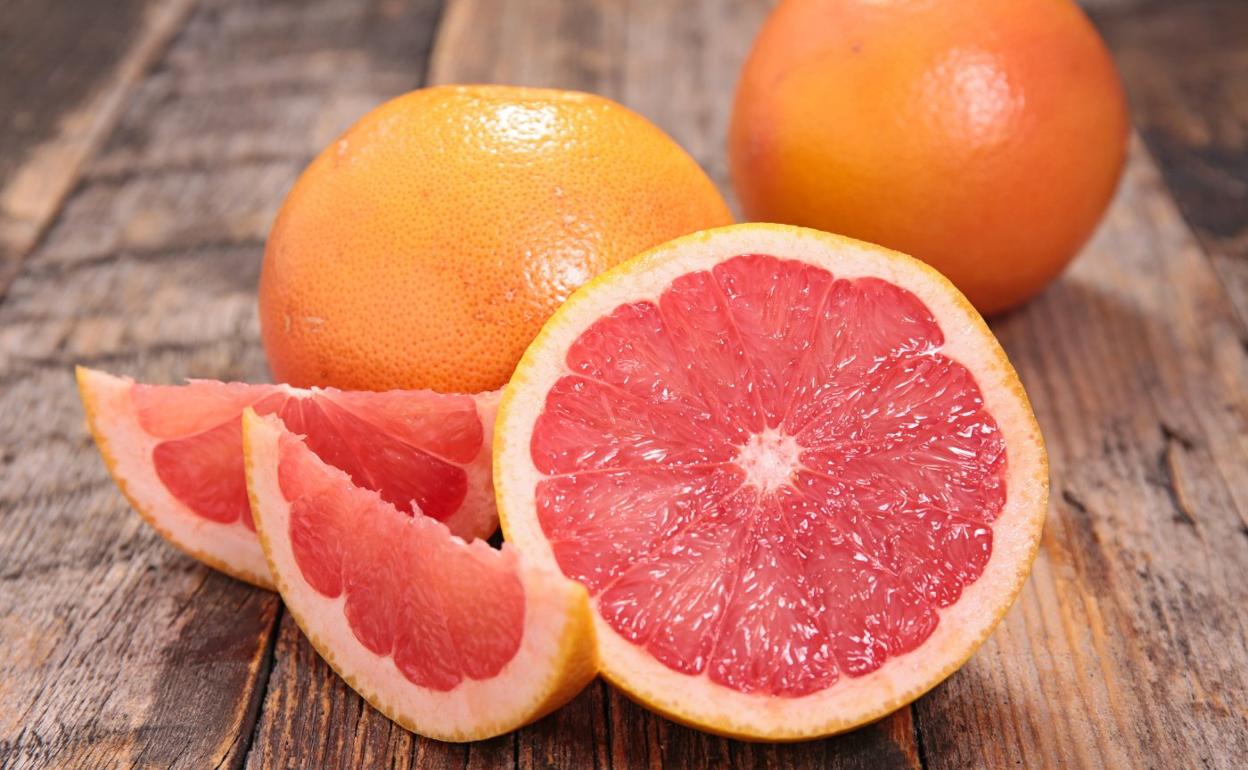 El pomelo es un cítrico que es una magnífica fuente de vitaminas. a. s.