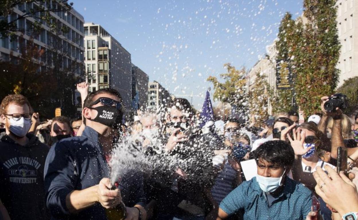 Decenas de personas festejan la victoria de Joe Biden en las calles de Washington.