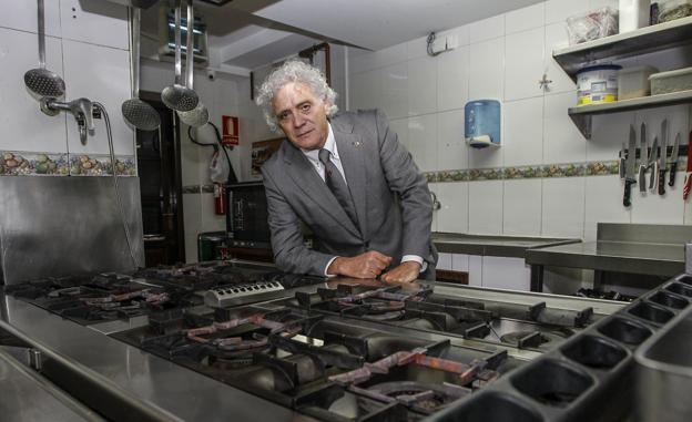 Ángel Cuevas posa en la cocina vacía del hotel que regenta en Suances. 