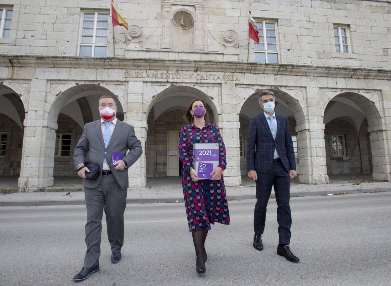 La consejera María Sánchez, a su llegada al Parlamento para entregar el borrador, flanqueada por los directores del Icane, Héctor Sánchez, y de la Agencia Tributaria Cántabra, César Aja. 